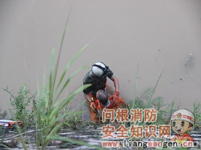 老人不慎掉入水中泉州消防成功营救